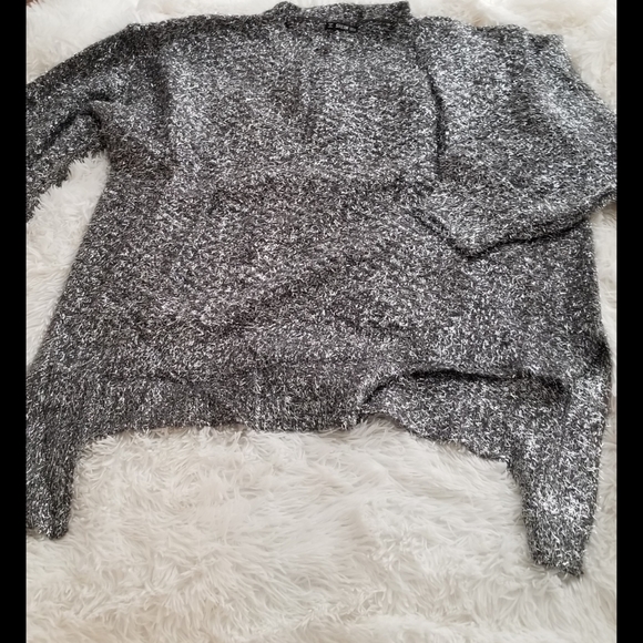 Asymmetrical Sweater - Picture 4 of 5